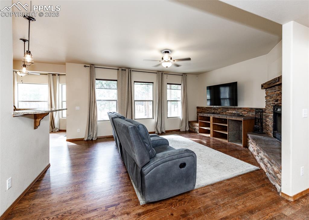 Image 10 of 50: Living Room