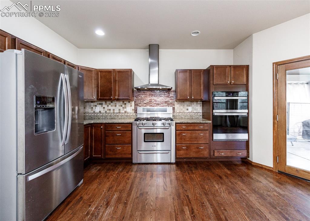 Image 13 of 50: Kitchen