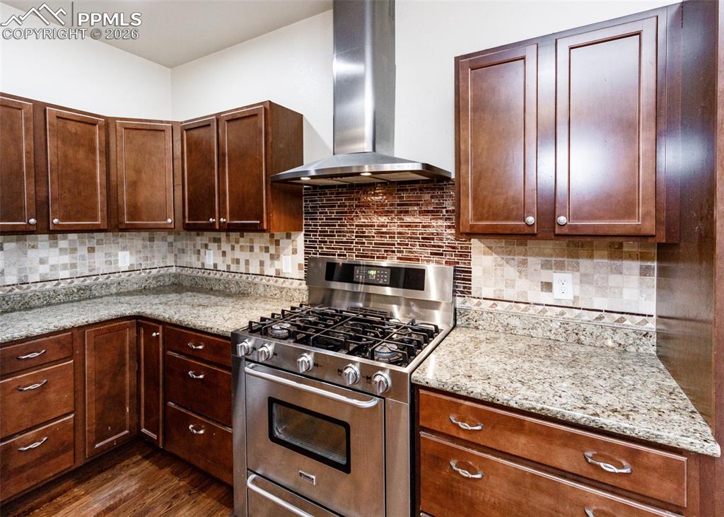 Image 14 of 50: Kitchen