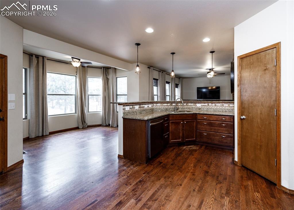 Image 15 of 50: Kitchen