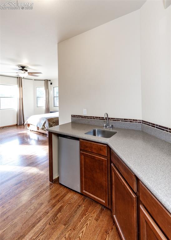 Image 16 of 50: Kitchen