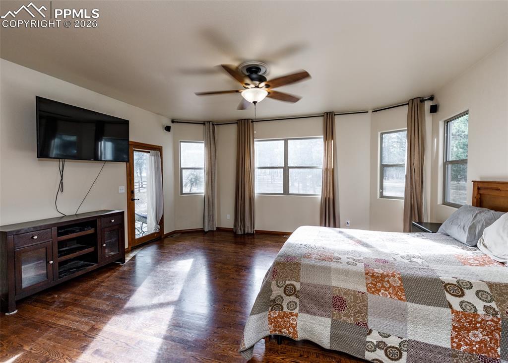 Image 19 of 50: Bedroom