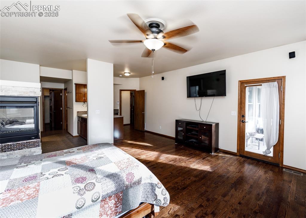 Image 20 of 50: Bedroom