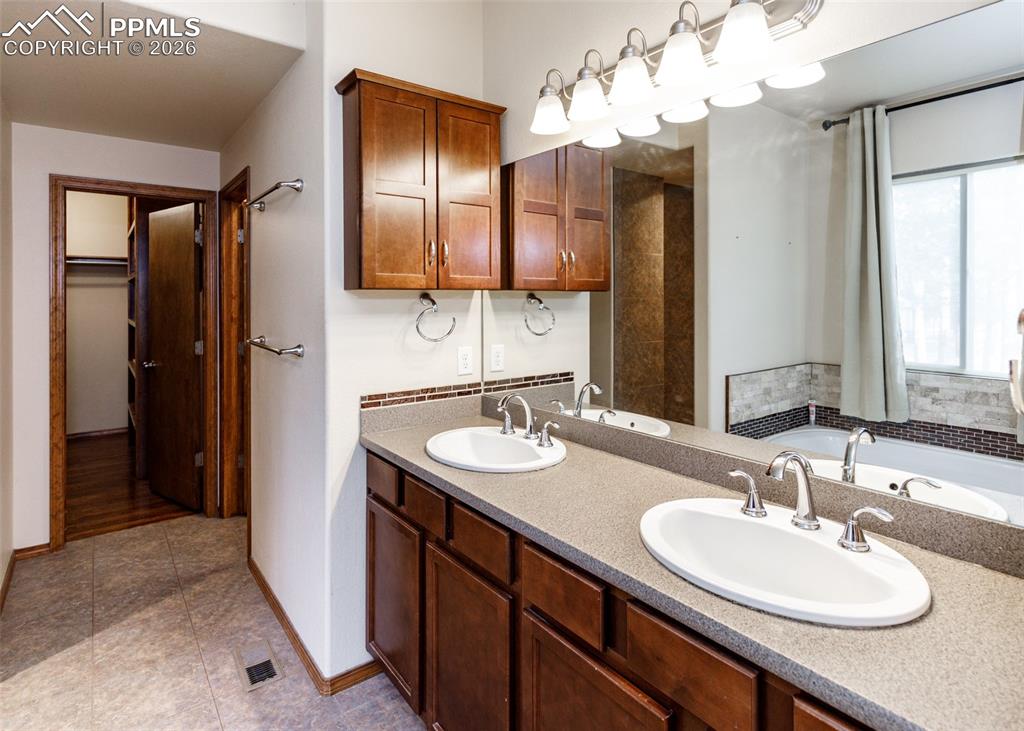 Image 21 of 50: Bathroom