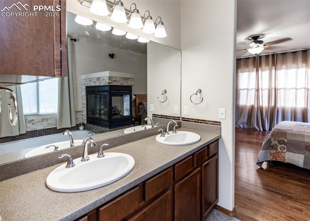 Image 22 of 50: Bathroom