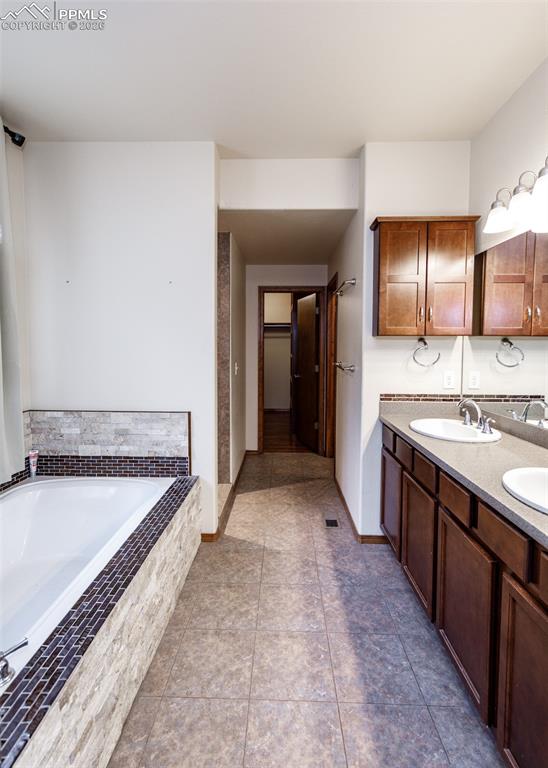 Image 23 of 50: Bathroom