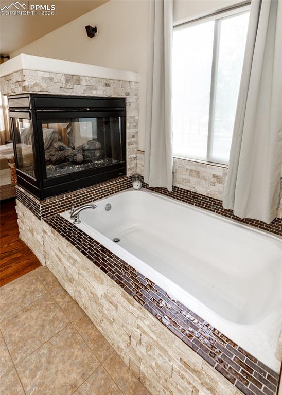 Image 24 of 50: Bathroom