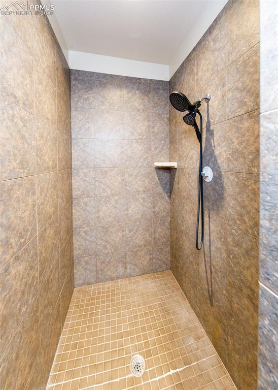 Image 26 of 50: Bathroom