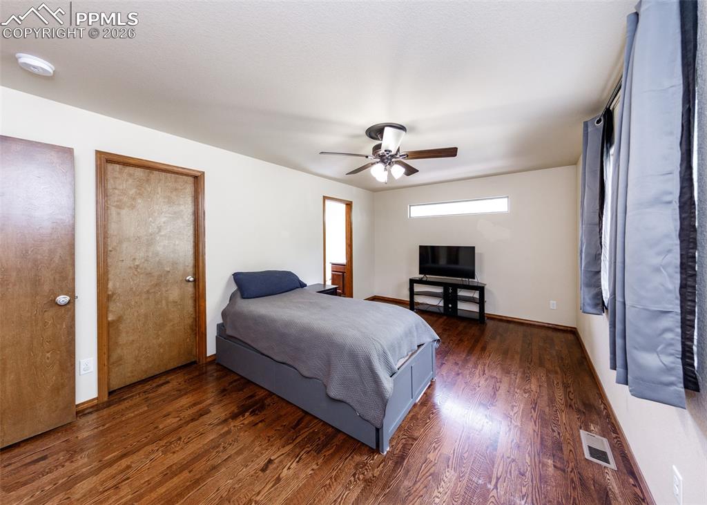 Image 33 of 50: Bedroom