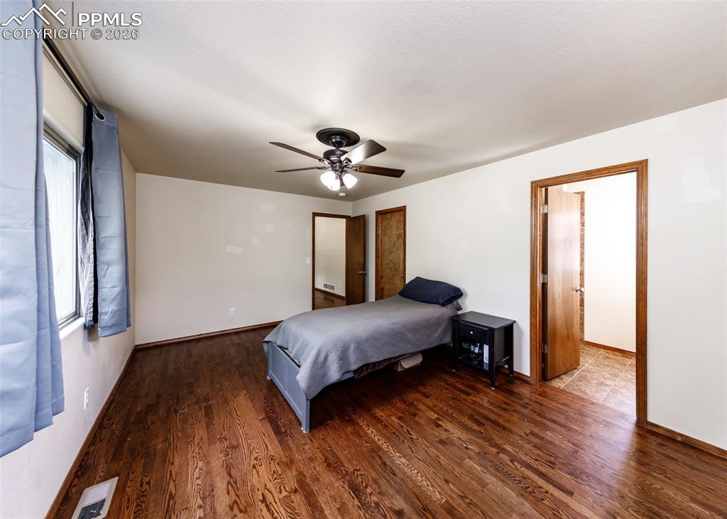 Image 34 of 50: Bedroom