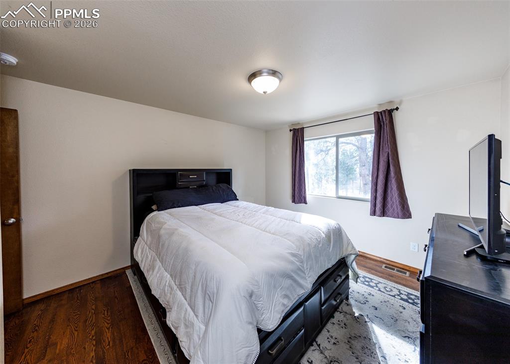 Image 39 of 50: Bedroom