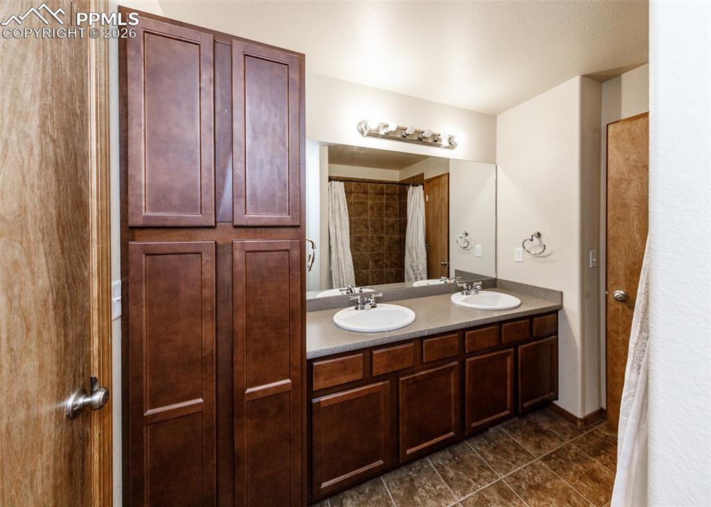 Image 40 of 50: Bathroom