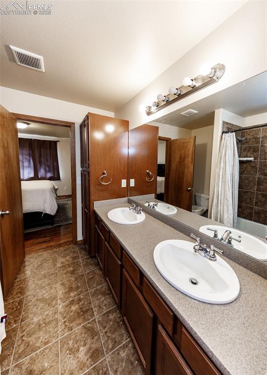 Image 41 of 50: Bathroom