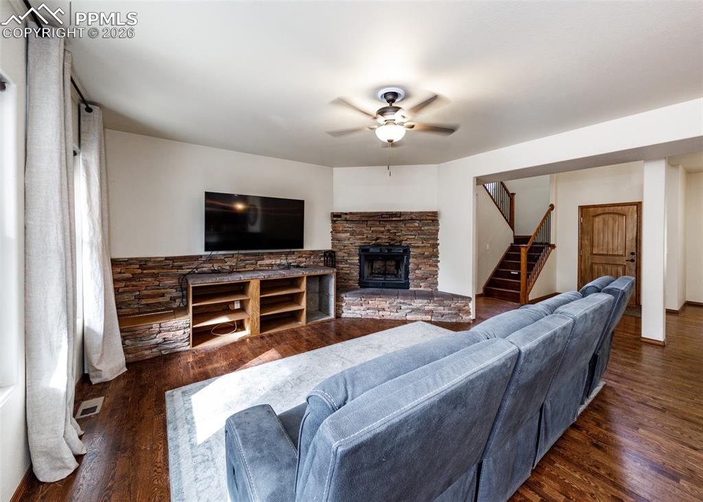 Image 9 of 50: Living Room