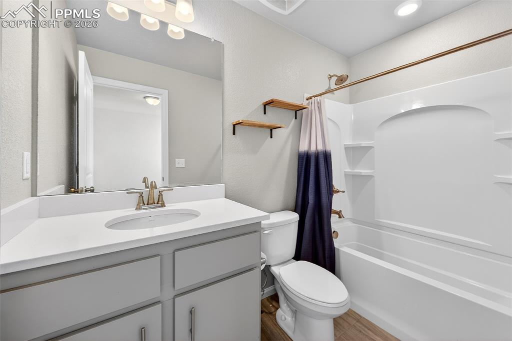 Image 28 of 40: Bathroom