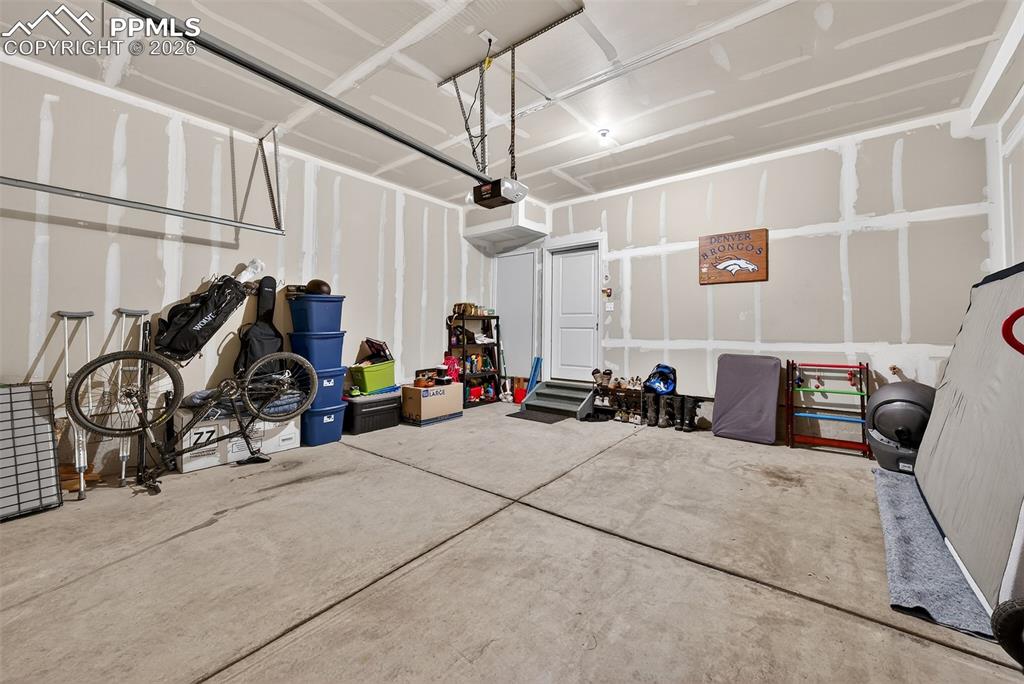 Image 30 of 40: Garage