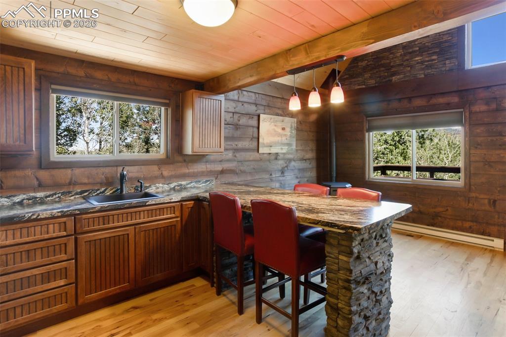 Image 10 of 21: Kitchen