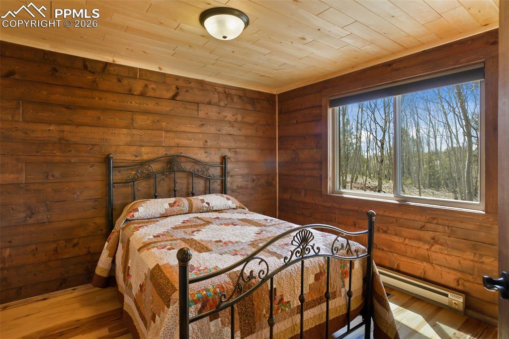 Image 12 of 21: Bedroom