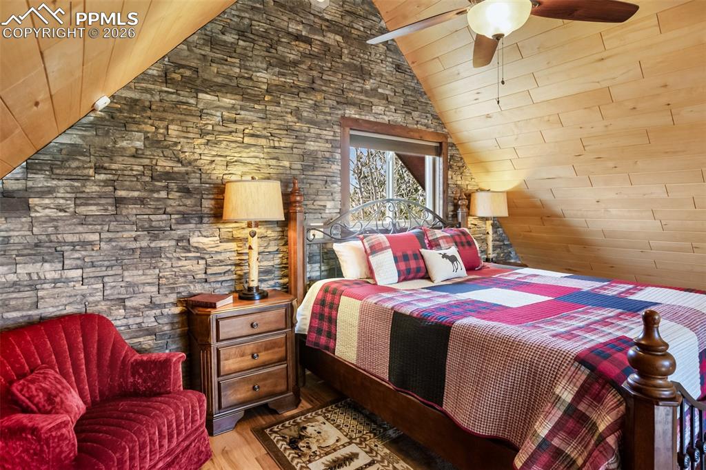 Image 16 of 21: Bedroom