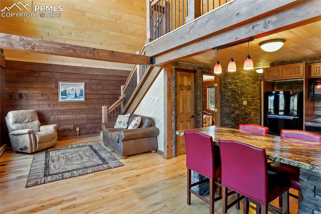 Image 5 of 21: Dining Area