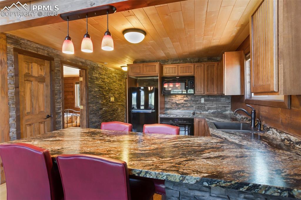 Image 6 of 21: Kitchen