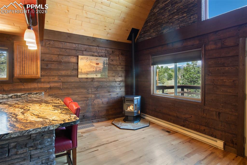 Image 8 of 21: Dining Area