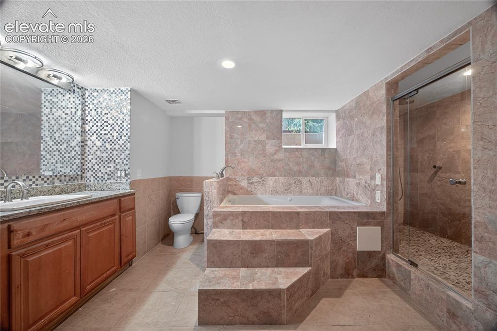 Image 33 of 43: Bathroom