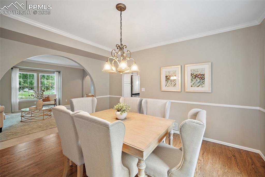 Image 11 of 49: Dining Area