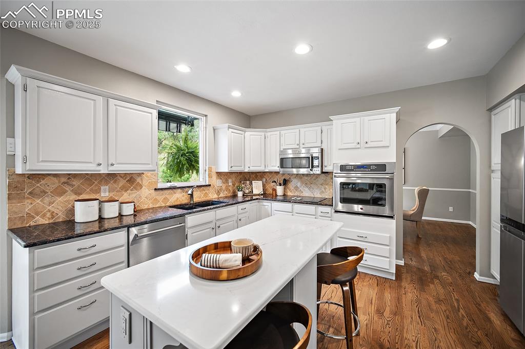 Image 15 of 49: Kitchen