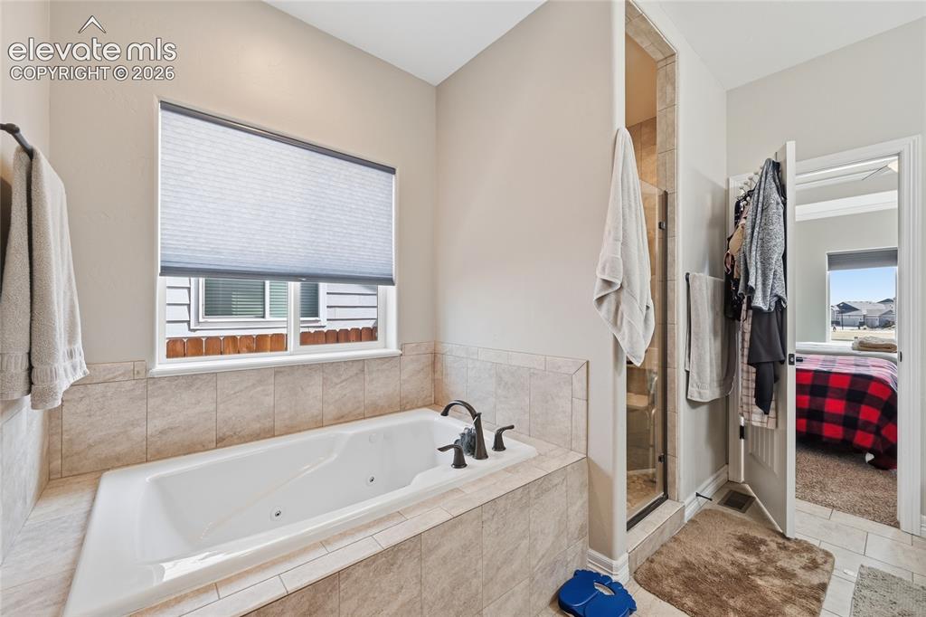 Image 15 of 44: Bathroom