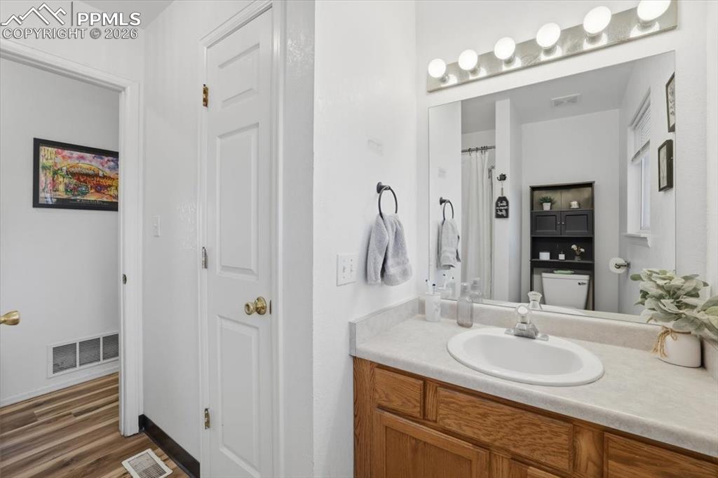 Image 13 of 27: Bathroom