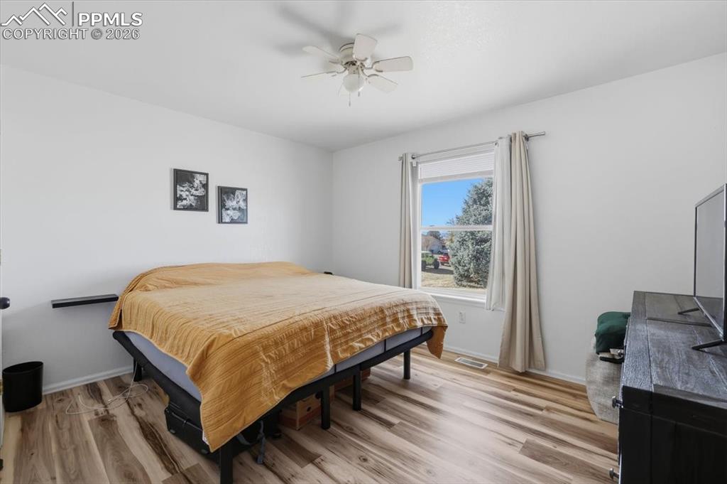 Image 14 of 27: Bedroom