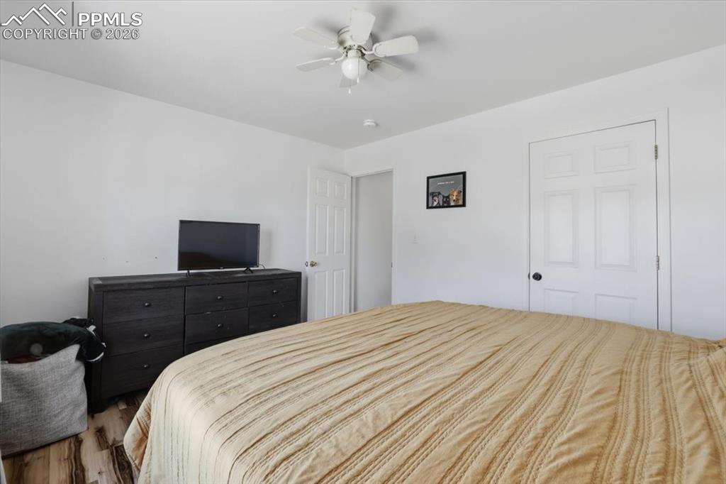 Image 15 of 27: Bedroom