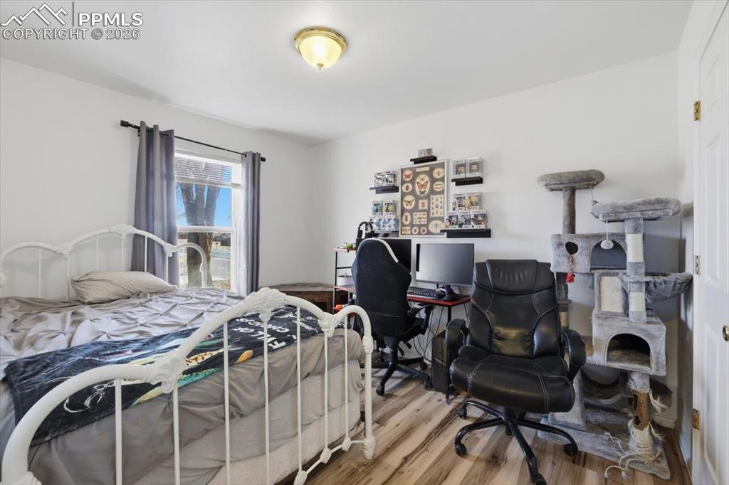 Image 16 of 27: Bedroom