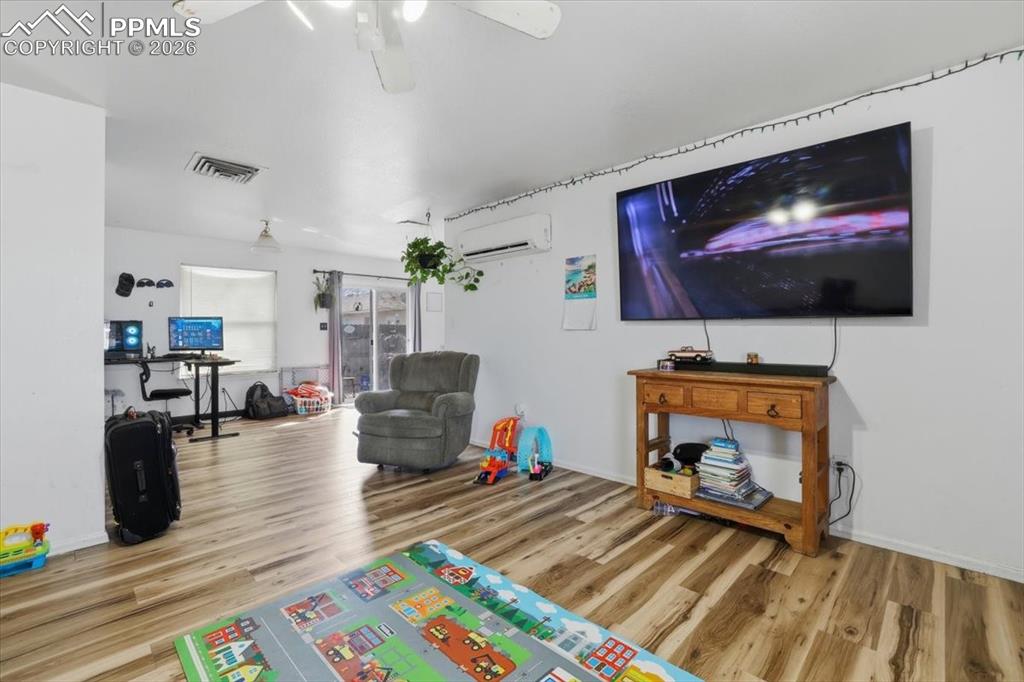 Image 19 of 27: Living Room