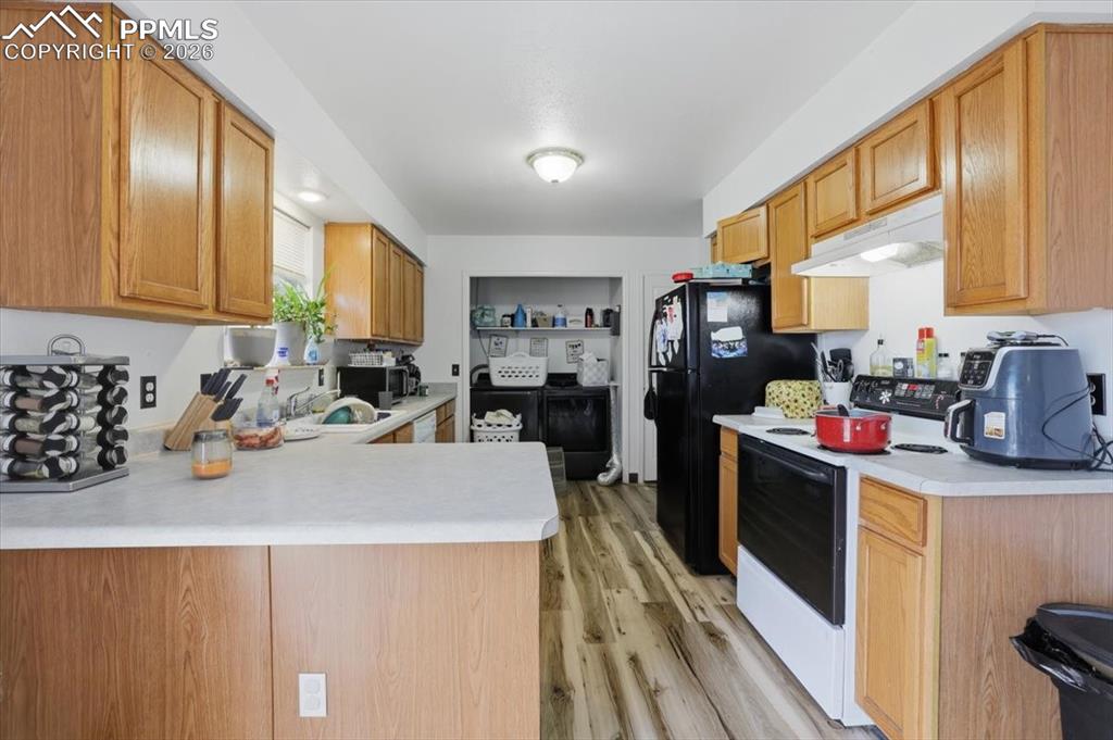 Image 21 of 27: Kitchen