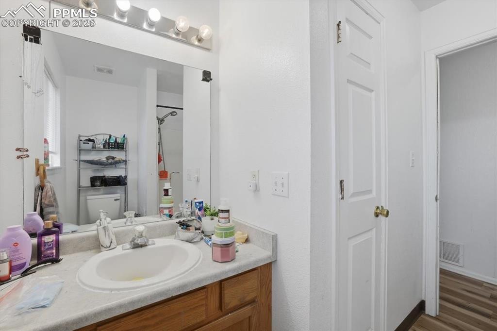 Image 23 of 27: Bathroom