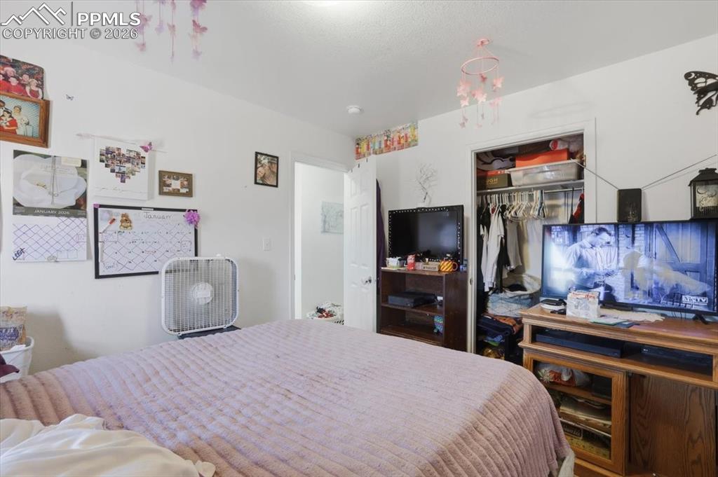 Image 24 of 27: Bedroom