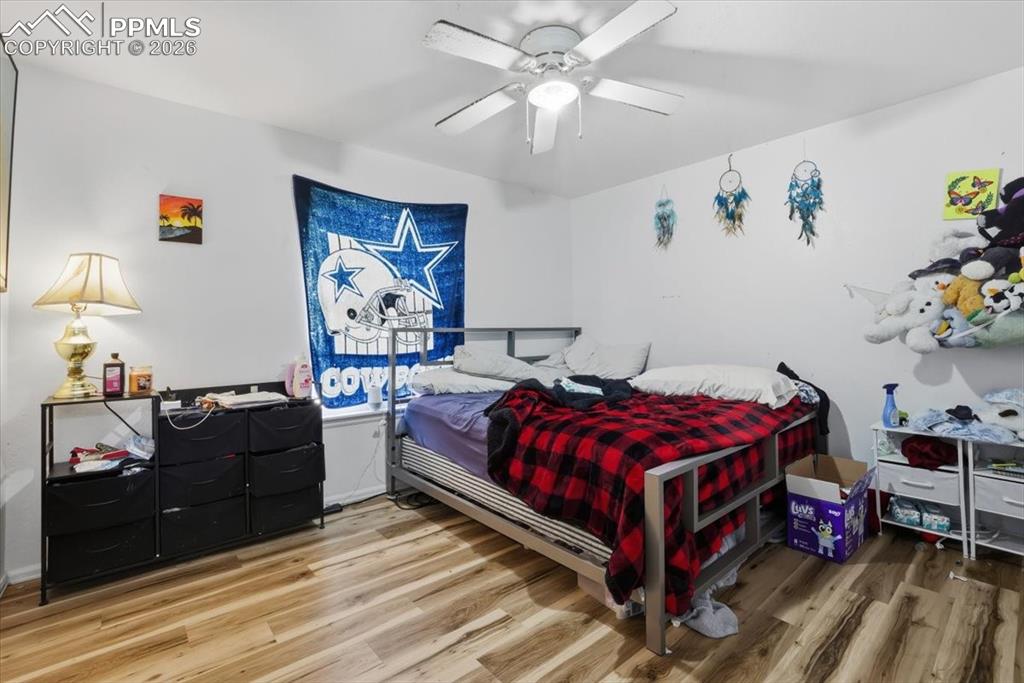 Image 25 of 27: Bedroom