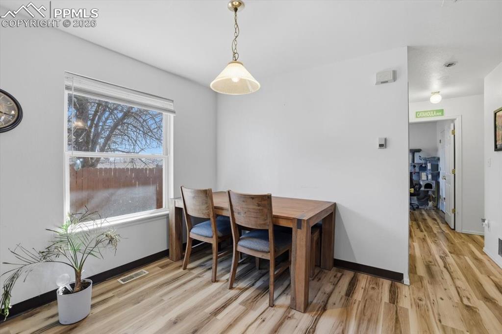 Image 6 of 27: Dining Area