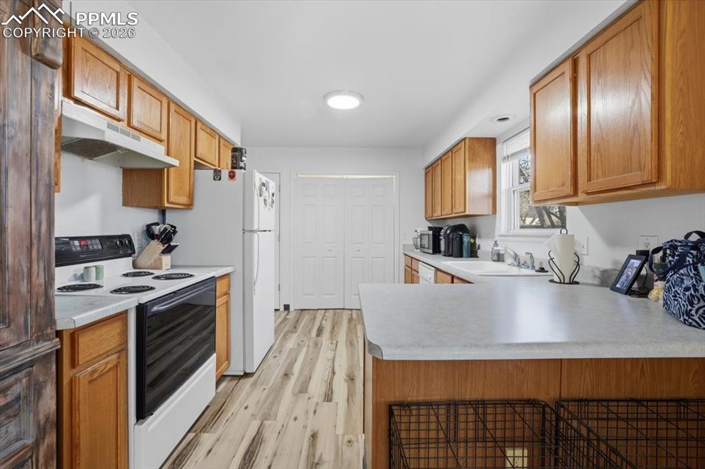 Image 7 of 27: Kitchen