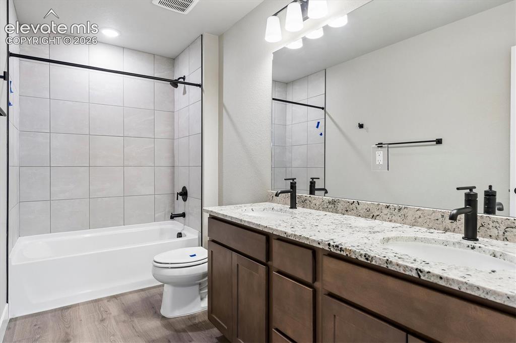 Image 20 of 30: Bathroom