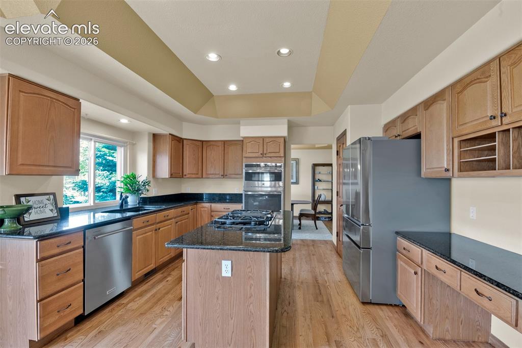 Image 15 of 50: Kitchen