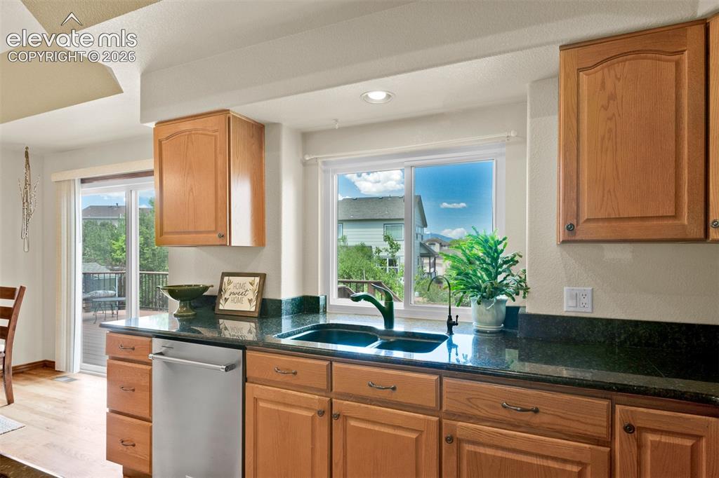 Image 16 of 50: Kitchen