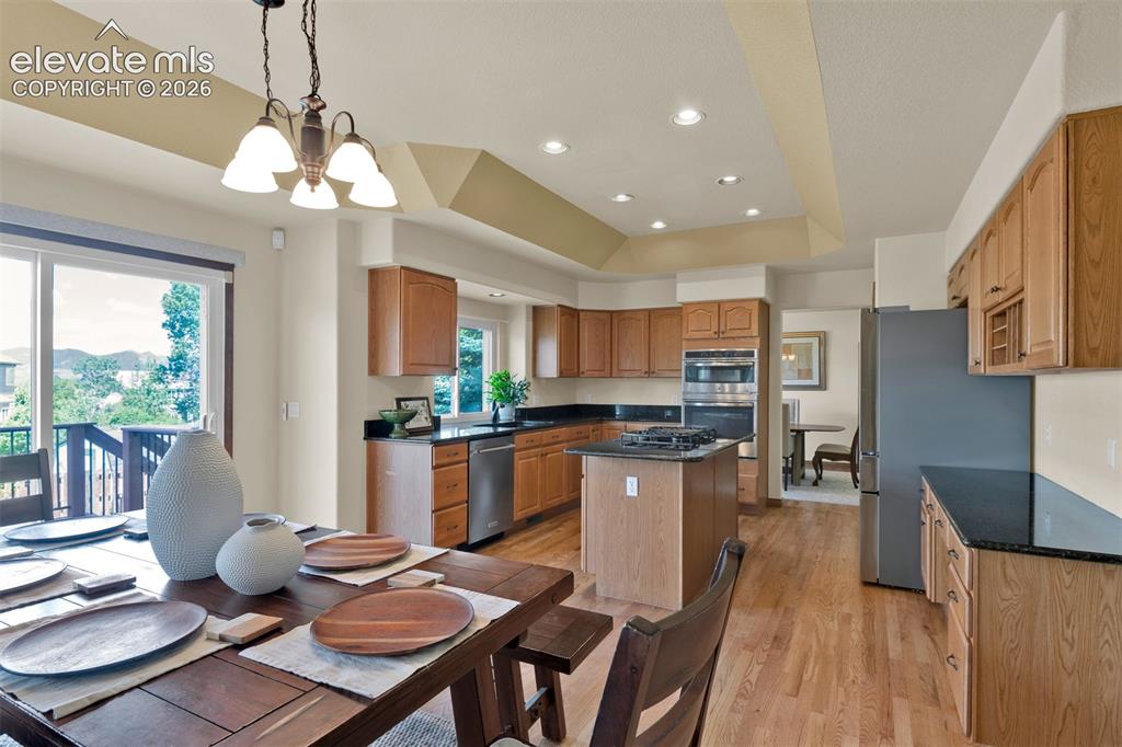 Image 18 of 50: Kitchen