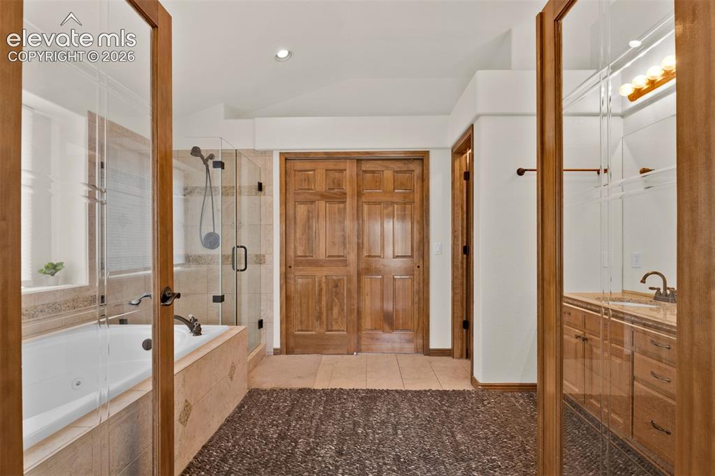 Image 29 of 50: Bathroom