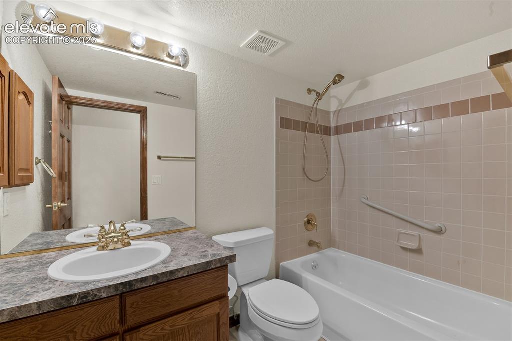Image 43 of 50: Bathroom