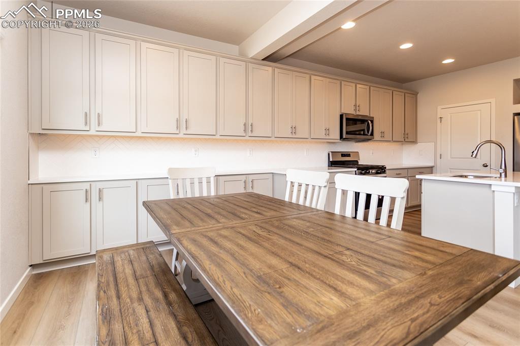 Image 14 of 50: Dining Area