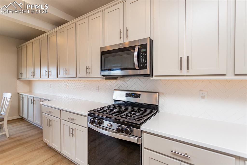 Image 17 of 50: Kitchen