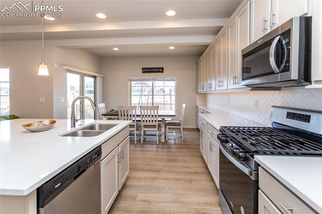 Image 18 of 50: Kitchen